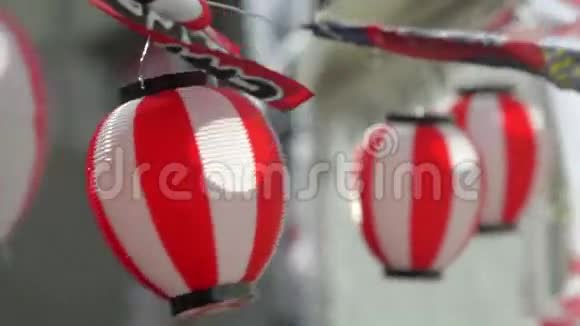 日本灯笼在风中摇曳视频的预览图