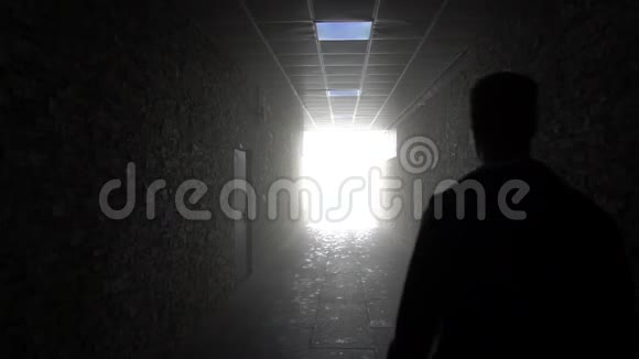 隧道尽头的灯光那个人进入了光明一条走廊尽头有明亮的灯光视频的预览图
