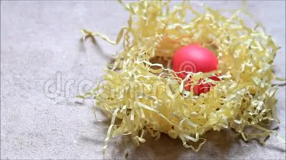 粉红蛋在巢里旋转复活节视频的预览图