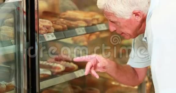 超级市场挑蛋糕的老人视频的预览图