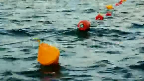 漂浮在海港的彩色浮标视频的预览图