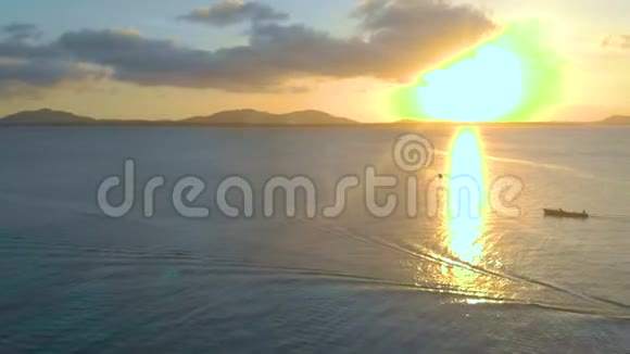 热带海岸的空中景观日落时在坎达拉曼岛的天堂乘船飞行视频的预览图
