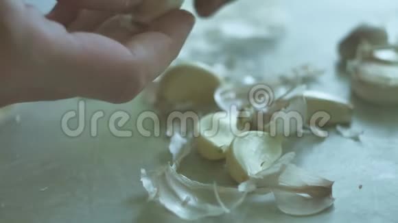男人正在清洗大蒜特写丁香室内蔬菜厨房生活方式中的大蒜食品视频的预览图