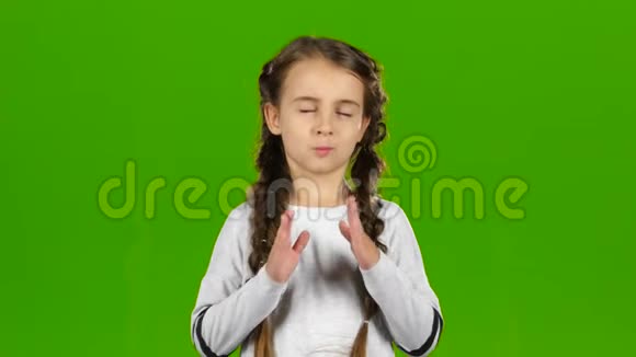 孩子把手指交叉在怀里绿色屏幕视频的预览图