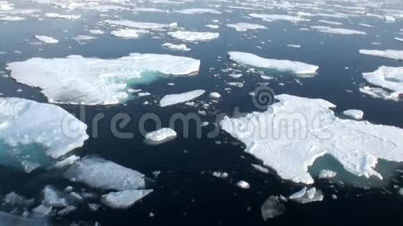在北极的浮冰破冰船旁边视频的预览图