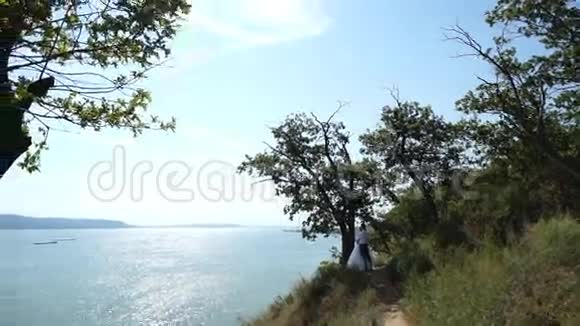 新郎新娘在悬崖上视频的预览图