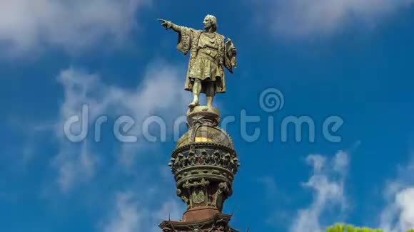 哥伦布纪念碑的顶部时间推移超垂米拉多德科洛姆在巴塞罗那加泰罗尼亚西班牙视频的预览图