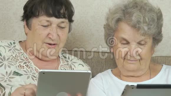 两位年迈的祖母手持数码平板电脑视频的预览图