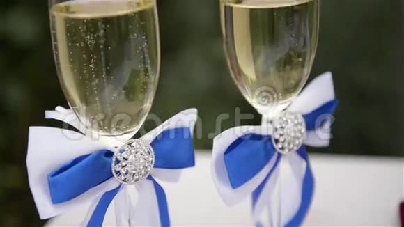 带香槟的眼镜婚礼新婚视频的预览图