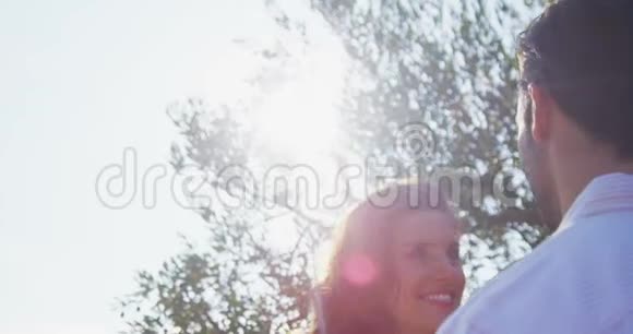 浪漫的情侣在橄榄农场互相拥抱视频的预览图
