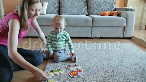 妈妈和儿子玩拼图游戏视频的预览图