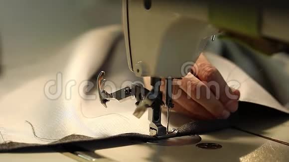 女工在缝纫机针缝机女工手浅田深工业缝纫视频的预览图