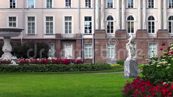 有大理石雕塑的皇家公园视频的预览图