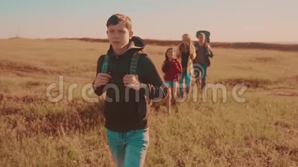 快乐的家庭去慢动作视频行走在大自然男孩女孩和妈妈在野外徒步旅行的生活方式之旅游客视频的预览图