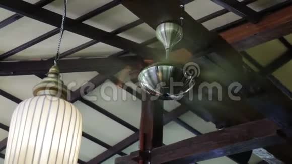 木制天花板悬挂的老式电动风扇视频的预览图