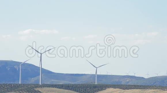 风力涡轮机的能量在带蓝天的山上旋转视频的预览图