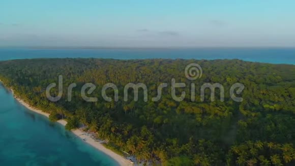 日落时热带海岸和棕榈树的空中景观沿着坎达拉曼岛的天堂排列从上面的sm视频的预览图