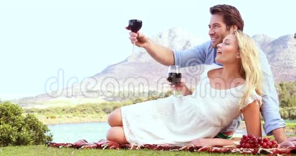 躺着的夫妇指着风景视频的预览图