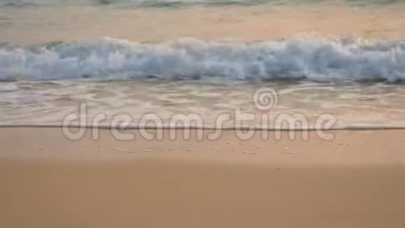 4K柔和的海浪清澈的海水在白沙滩上与复制空间面积热带夏海滩视频的预览图