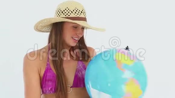 穿比基尼旋转地球仪的女人视频的预览图