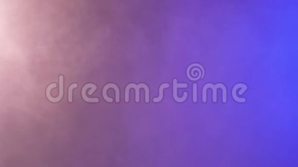 五颜六色的抽象紫色和蓝色烟雾视频的预览图