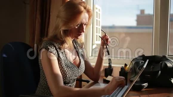 为笔记本电脑工作的女商人吸眼镜视频的预览图