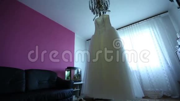 结婚礼服婚纱挂在吊灯上视频的预览图