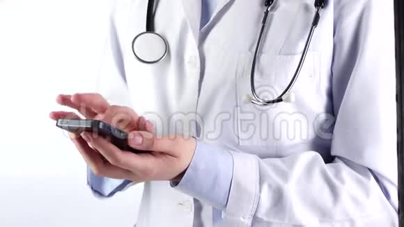 医生站着拿着手机穿着听诊器戴着白色的视频的预览图
