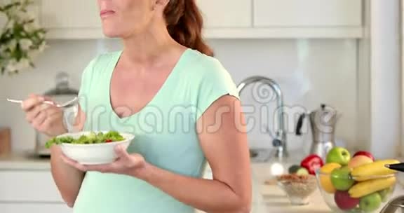孕妇在kichen吃沙拉视频的预览图