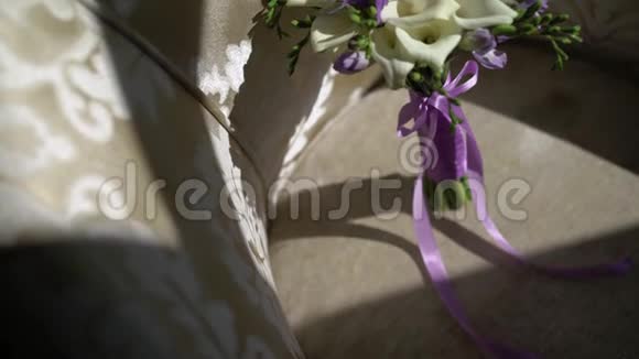 沙发上的新娘花束视频的预览图
