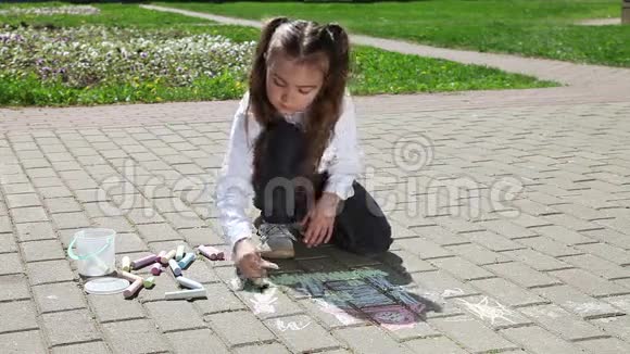 小女孩用粉笔在人行道上画画视频的预览图