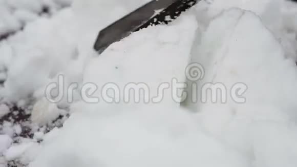 孩子们把路上的积雪清扫干净视频的预览图