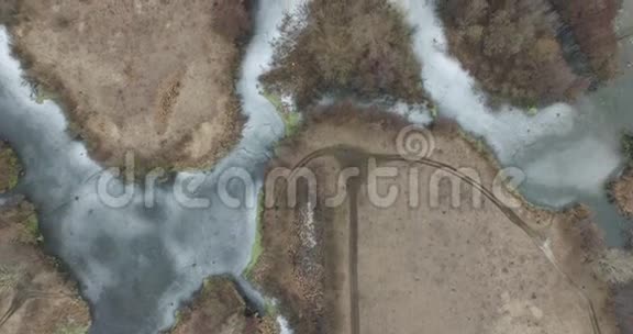 冬天飞行在沼泽和湖泊的田野上空中观景录像4k视频的预览图