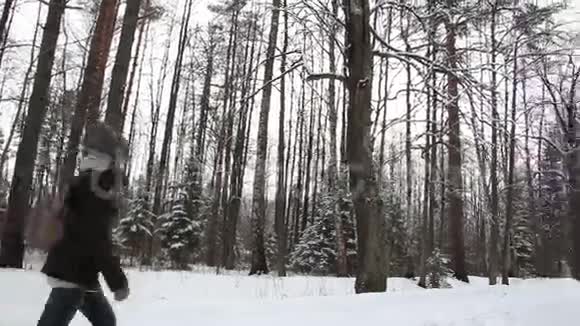 冬天在森林里散步的女孩视频的预览图