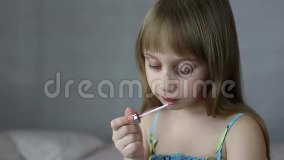 小女孩用口红涂嘴唇视频的预览图