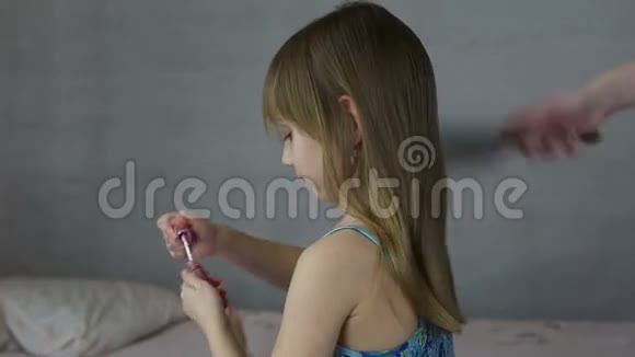 小女孩用口红涂嘴唇视频的预览图