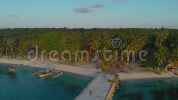 日落时热带海岸和棕榈树的空中景观沿着坎达拉曼岛的天堂排列从上面的sm视频的预览图