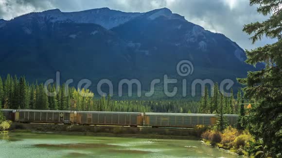 加拿大落基山脉的火车视频的预览图