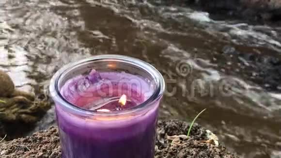 夏威夷考艾岛上的怀米亚峡谷秋天丁香和紫罗兰蜡烛燃烧视频的预览图