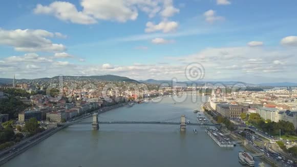 一架无人机的空中镜头显示了匈牙利布达佩斯城堡山多瑙河附近的历史布达城堡视频的预览图