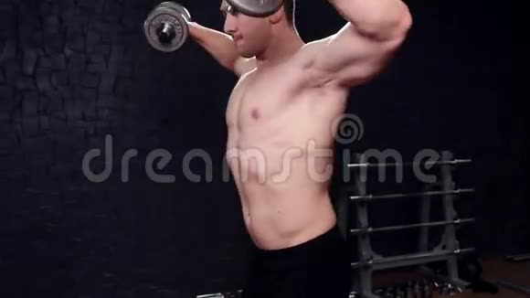 强壮的健美运动员六包完美的腹肌肩膀二头肌三头肌和胸部视频的预览图