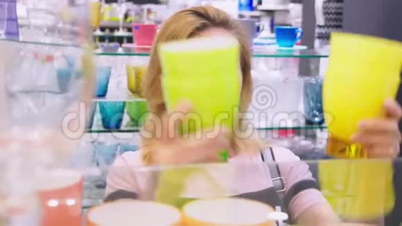 女人在商店里买菜检查各种菜肴视频的预览图