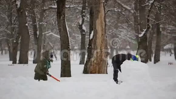 幸福的家庭在雪地上堆雪人视频的预览图