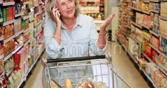 在超市打电话的老太太视频的预览图