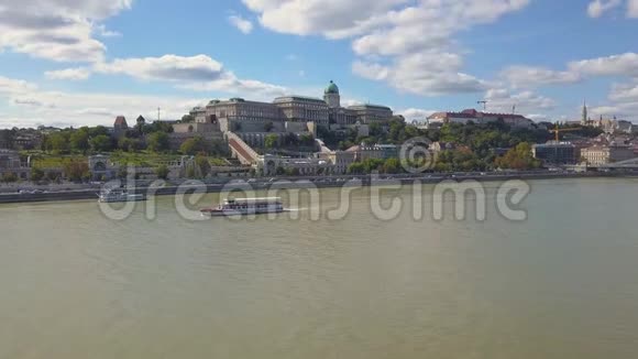 一架无人机的空中镜头显示了匈牙利布达佩斯城堡山多瑙河附近的历史布达城堡视频的预览图