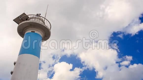 灯塔顶部对抗蓝天云的运动视频的预览图
