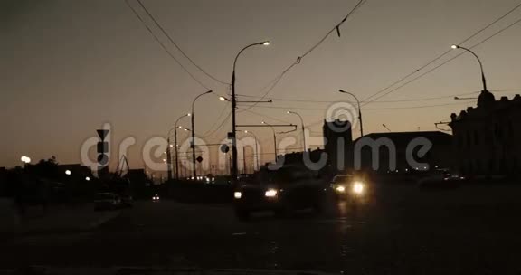 汽车在黑暗中快速移动的时间推移现代城市夜间交通视频的预览图