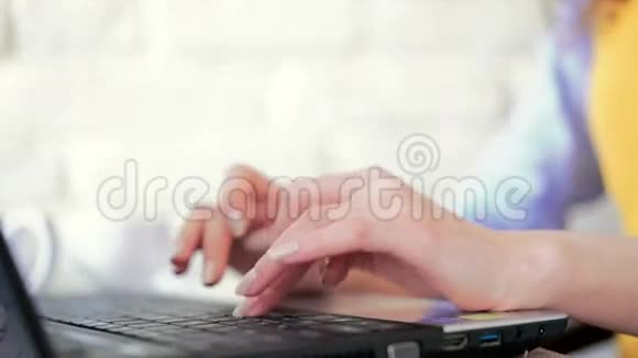 女人用手在笔记本电脑键盘上打字视频的预览图
