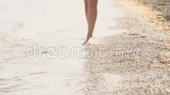 在海滩上散步的女人视频的预览图