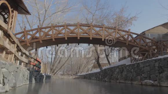 公园里一条小溪上的木桥视频的预览图